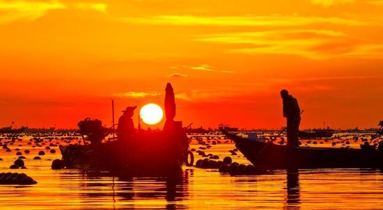 Fiery clouds paint spectacular dawn sky over Rongcheng coast