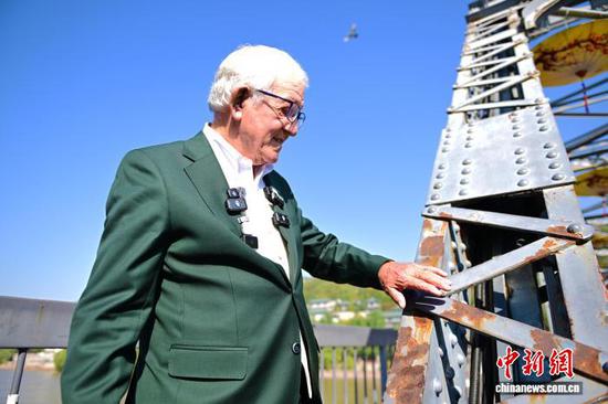 Descendant of American engineer revisits century-old bridge in China