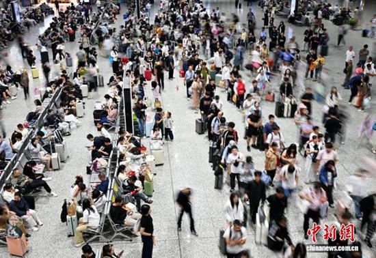 China's railways handle 302 million passenger trips during holiday travel period