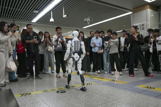 Robot greets commuters at Zhengzhou subway station