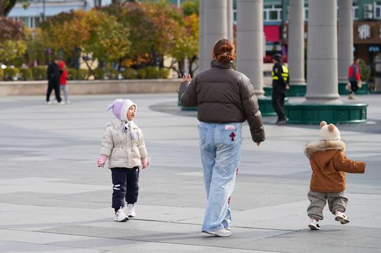 Harbin residents bundle up as temperatures drop