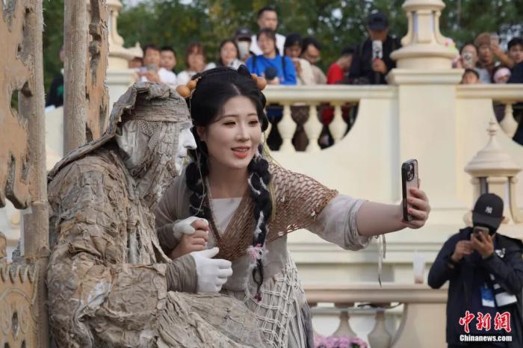 Marco interacts with tourists at Wansui Mountain Martial Arts City in Kaifeng, Henan Province. (Photo: China News Service/Wang Shihao)