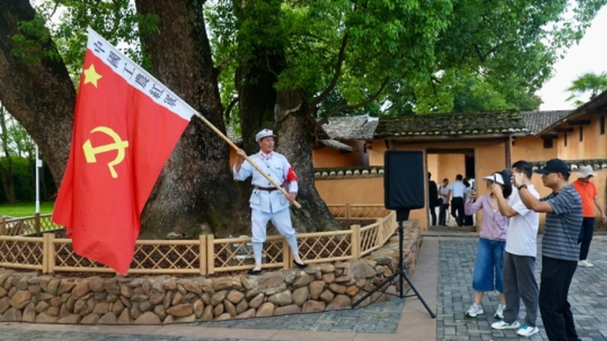 Young people account for over half of China's red tourism bookings