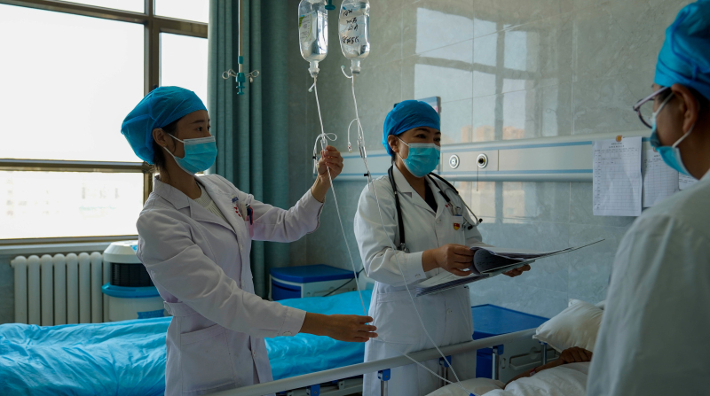8月19日，尉犁县人民医院内一科医生正在查房。王雪 摄