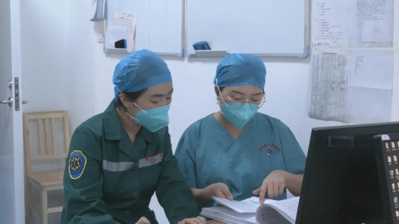 衡水市人民医院重症医学科主治医师杨晓亚手把手地教设备的使用。顾勇新 摄
