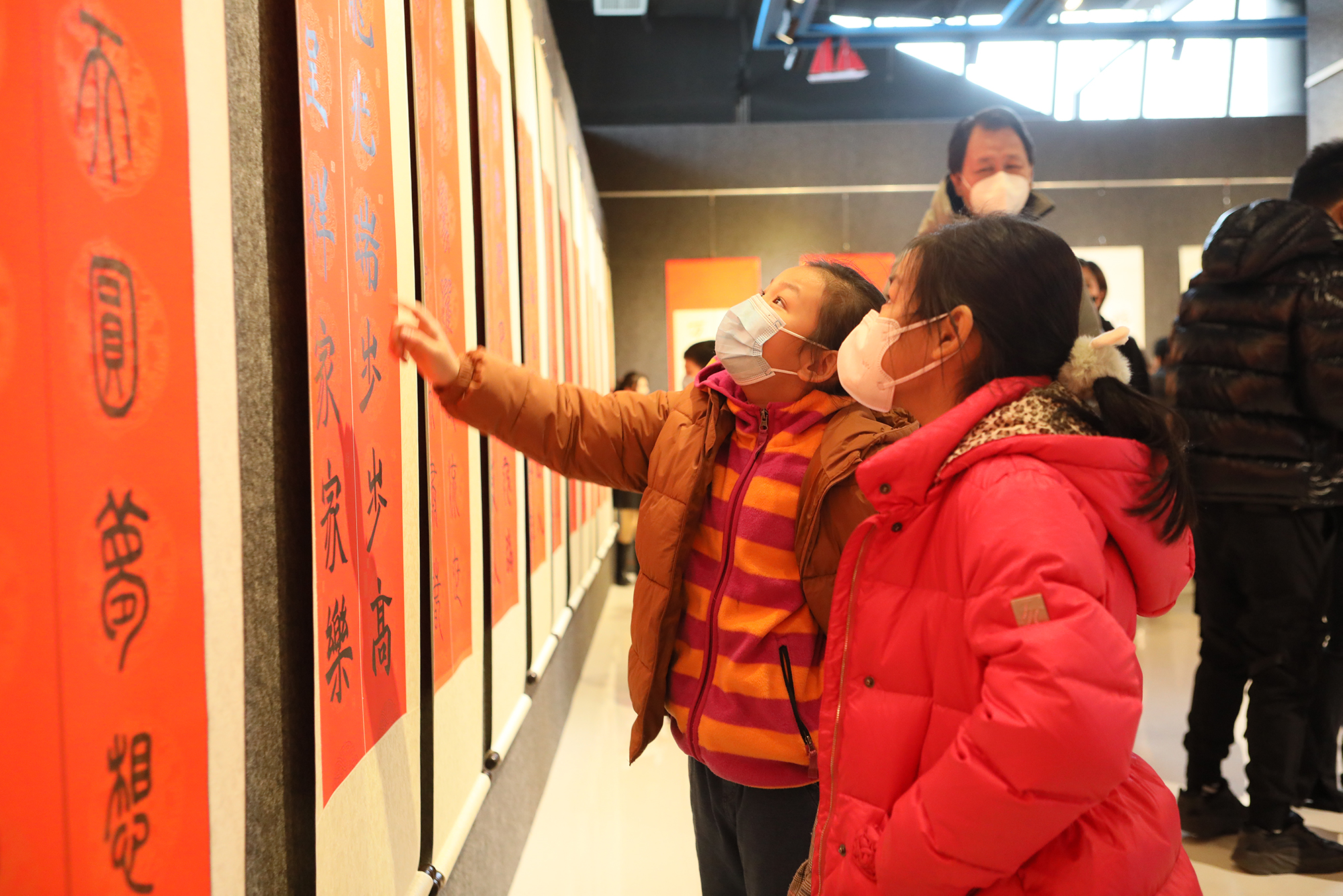 第二十一届天津市少年儿童迎春楹联书法作品征集展示活动优秀作品展于1月14日在天津市少年儿童活动中心开幕。 主办方供图