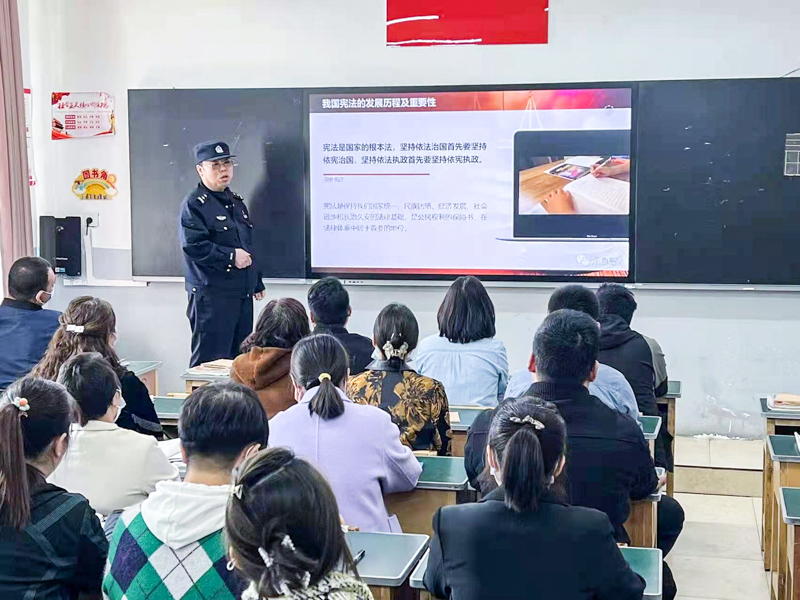 社区民警王青纪警官给家长作普法宣传。