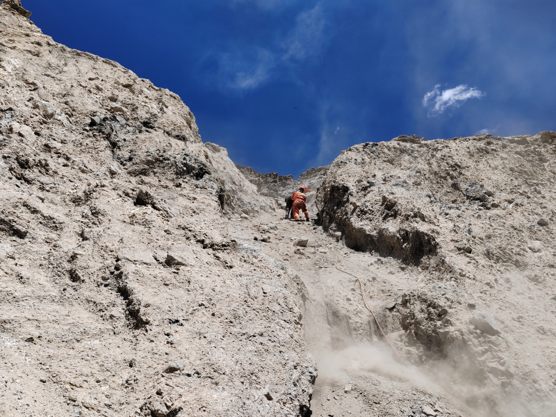 六旬游客被困近60度陡坡 新疆喀什消防上演“极限救援”