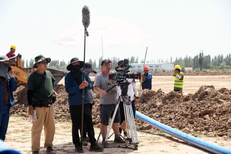 图为剧组工作人员架起摄像机进行开拍前的准备工作。