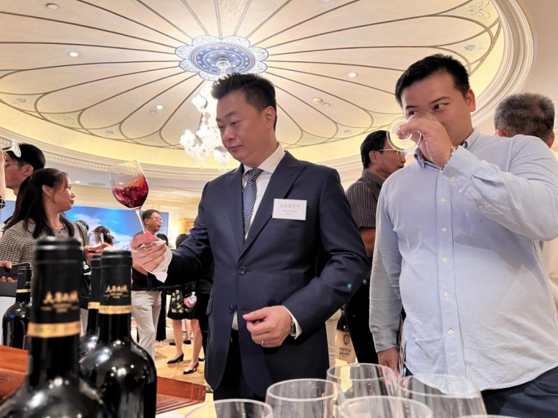 品鉴会现场，香港酒业总商会副会长文德荣（右二）品鉴天山北麓美酒。