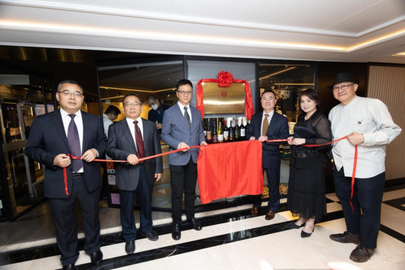 7月28日，天山北麓葡萄酒（香港）推广营销中心揭牌成立。图为揭牌仪式现场。