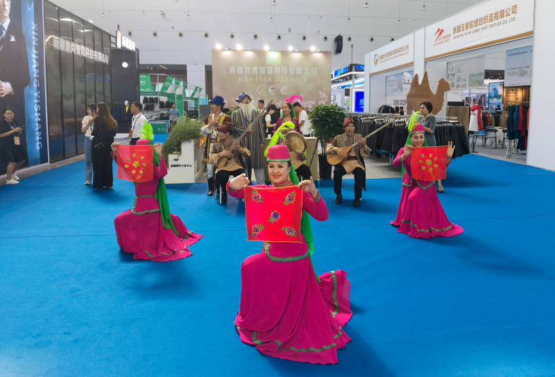 8月17日，尉犁县罗布淖尔艺术团在2023商博会展厅内表演歌舞弹唱。陶宗兴 摄