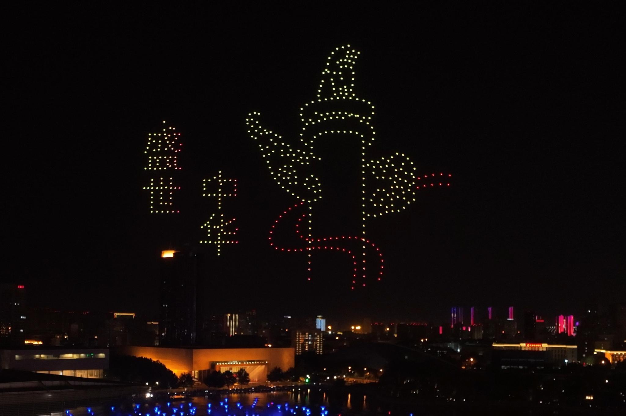 图为天津文化中心迎国庆无人机表演。天津市河西区文旅局供图。