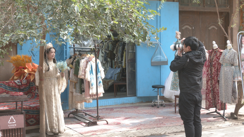 喀什古城景区里旅拍打卡的游客。麦麦提萨吾提 摄