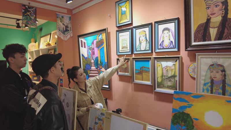 喀什古城景区一家画室中的游客。麦麦提萨吾提 摄