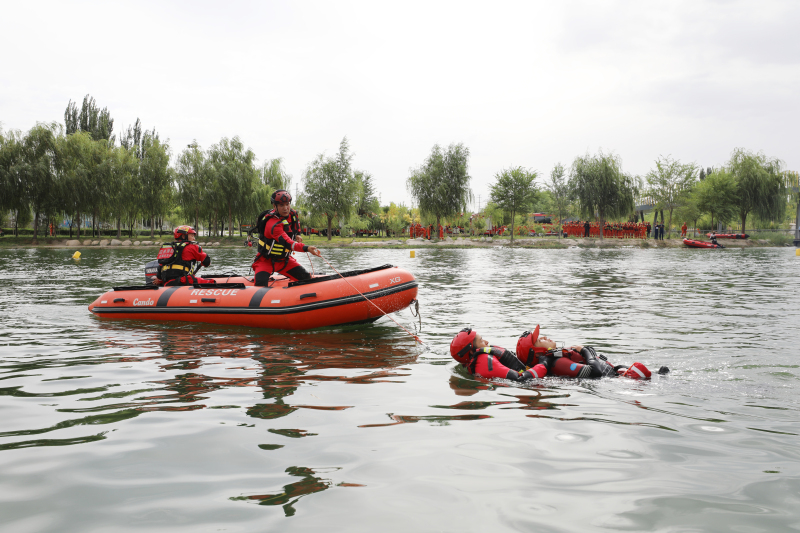 图为消防救援人员正在开展活饵救援科目演练训练。