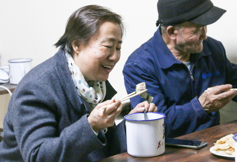 高新区（新市区）持续推进社区养老工程，加大老年人日间照料中心（站）的建设，图为老人们在宁波街社区老年人日间照料中心营养餐厅就餐
