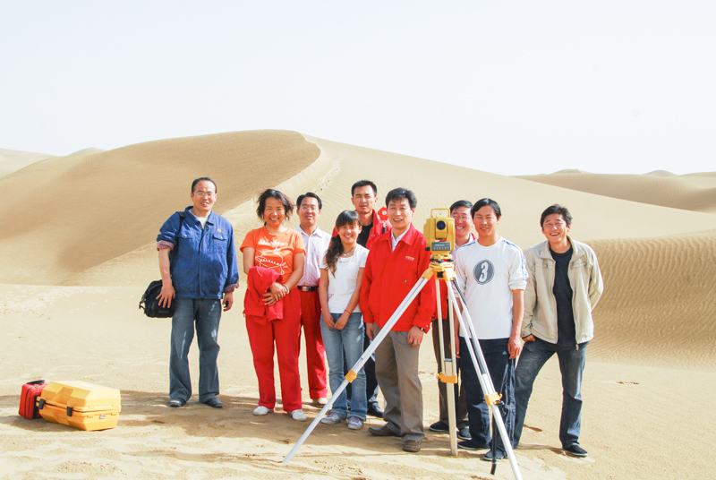 1993年，完成工作后徐新文（左一）和团队工作人员合影。