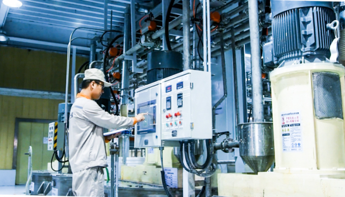 亚士创能新疆综合工厂生产线。