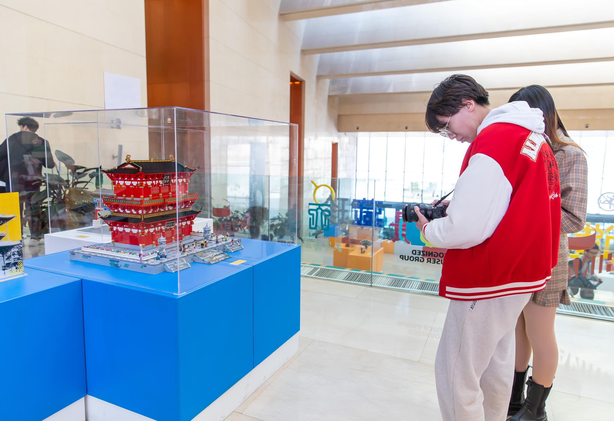 3月31日，“乐造津城，创景藏珍”乐高玩家原创设计作品展亮相天津博物馆。王在御 摄