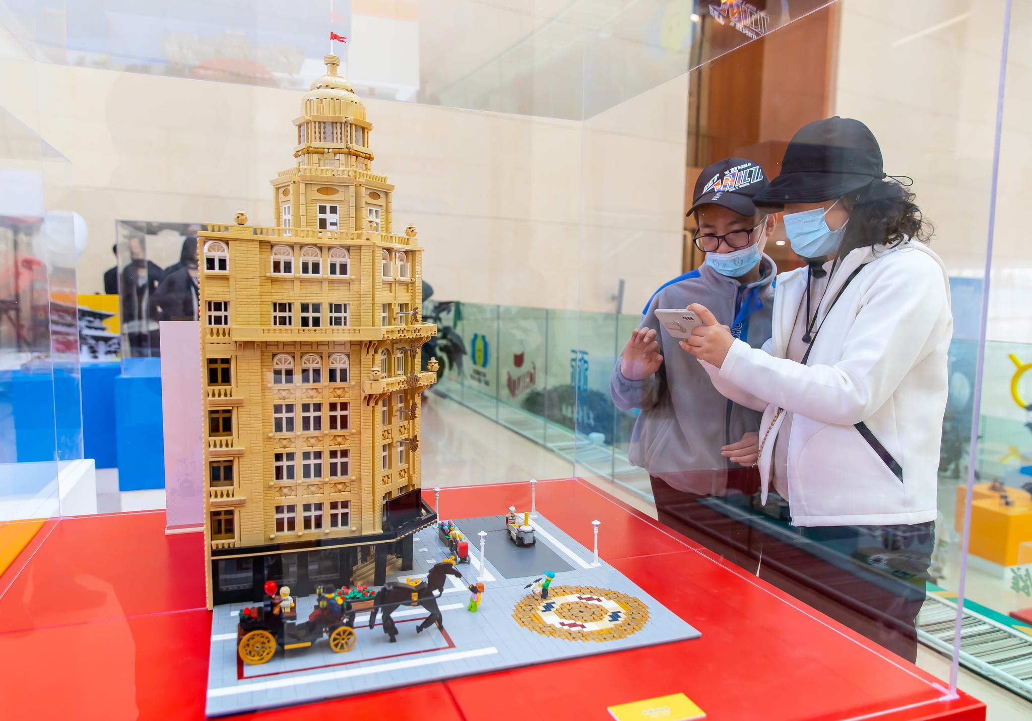 3月31日，“乐造津城，创景藏珍”乐高玩家原创设计作品展亮相天津博物馆。王在御 摄