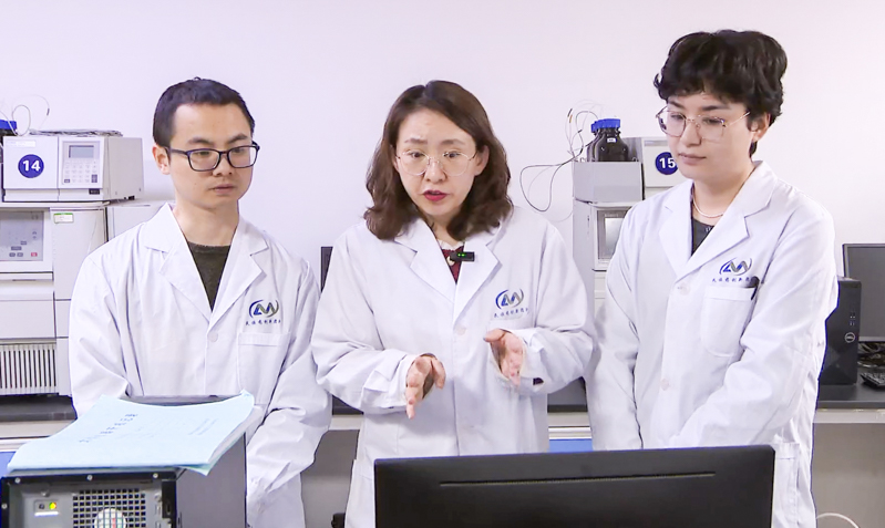科研人员在中国-乌兹别克斯坦新药“一带一路”联合实验室做实验。