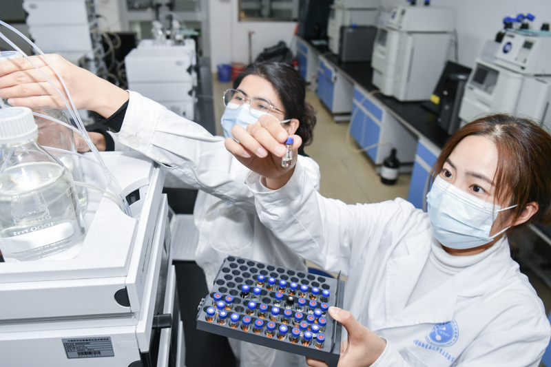 科研人员在中国-乌兹别克斯坦新药“一带一路”联合实验室做实验。