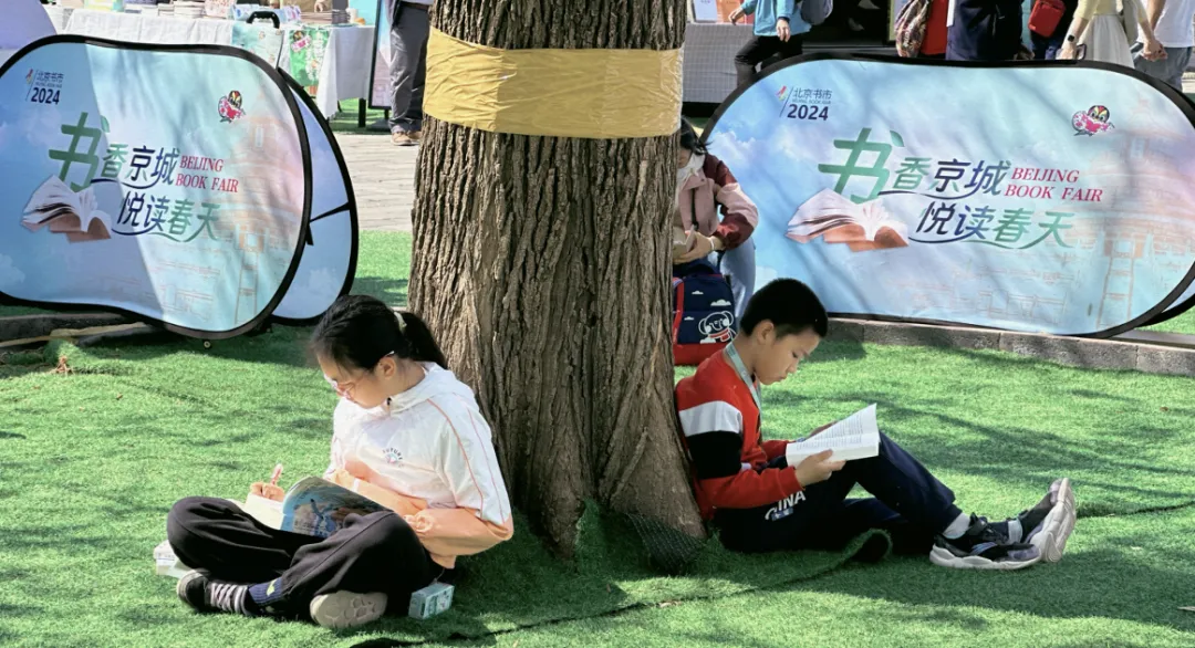 在公园阅读的孩子们。杨宏伟 摄