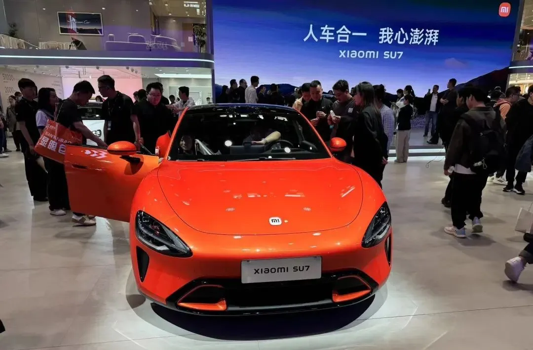 在北京车展上SU7。答案 而小鹏也在宣传其自动驾驶技术 开启