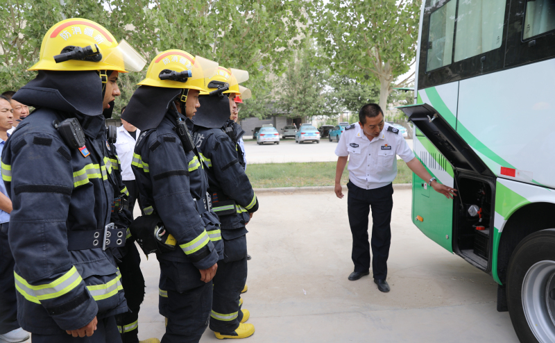 图为消防指战员对纯电动公交车车辆结构组成进行交流研讨。