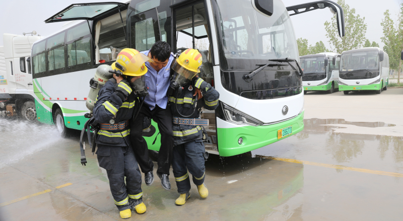 图为演练现场消防救援人员正在营救被困乘客。