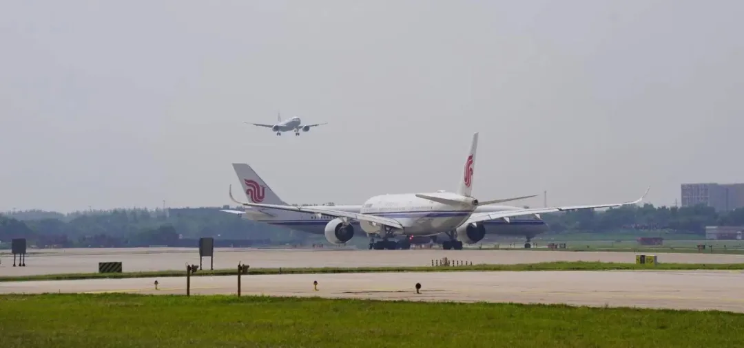 C919在空中對(duì)正跑道準(zhǔn)備落地。國是直通車 陳昊星 攝