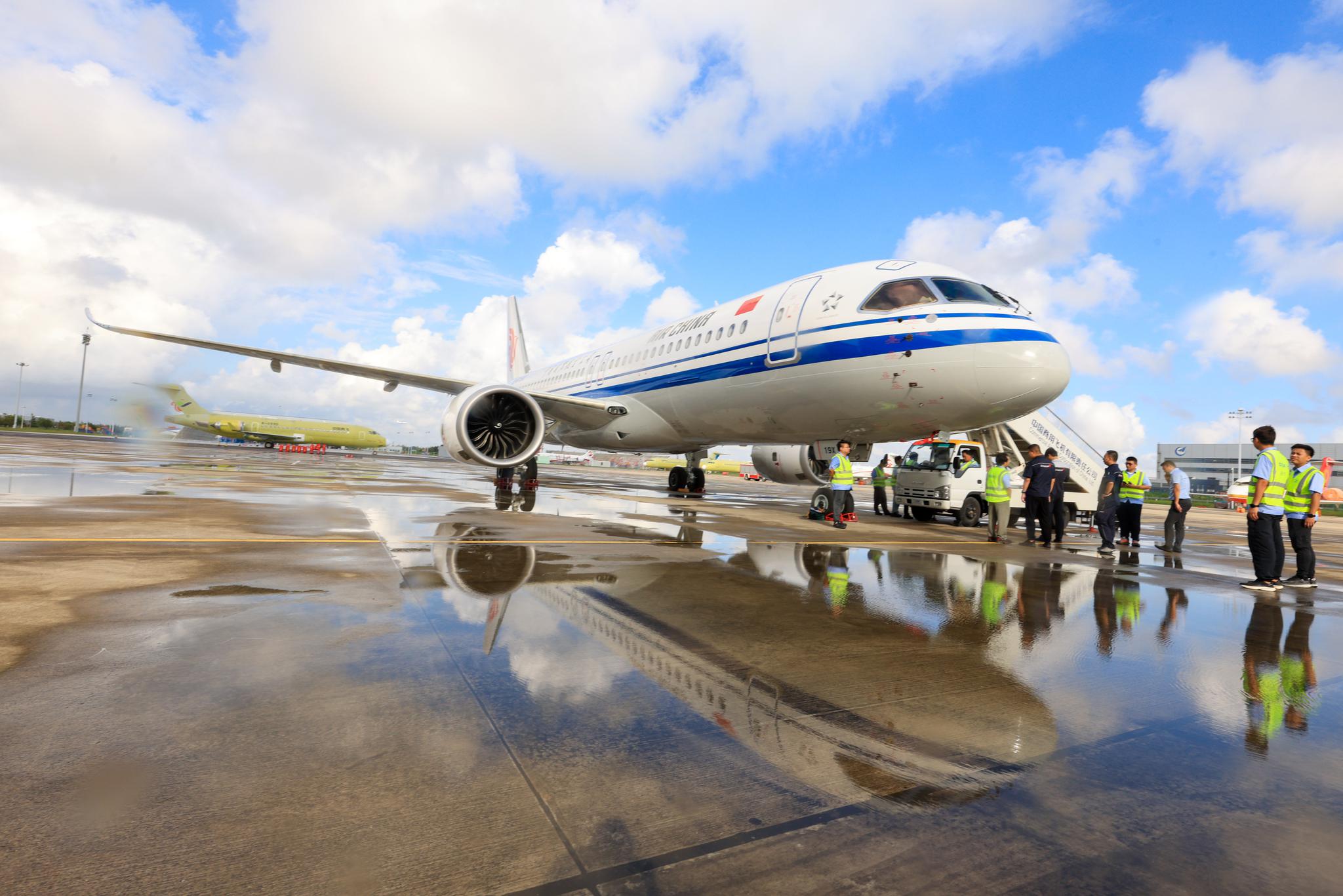 8月29日，國航首架C919國產大飛機正式加入機隊。圖為飛機在上海浦東等待起飛。<a target='_blank' href='/'>中新社</a>記者 賈天勇 攝