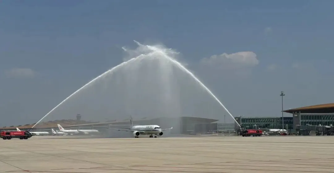 C919过“水门”。国是直通车 陈昊星 摄