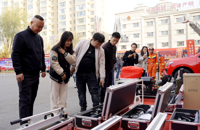 圖為市民參觀消防器材裝備。洪文樂 攝