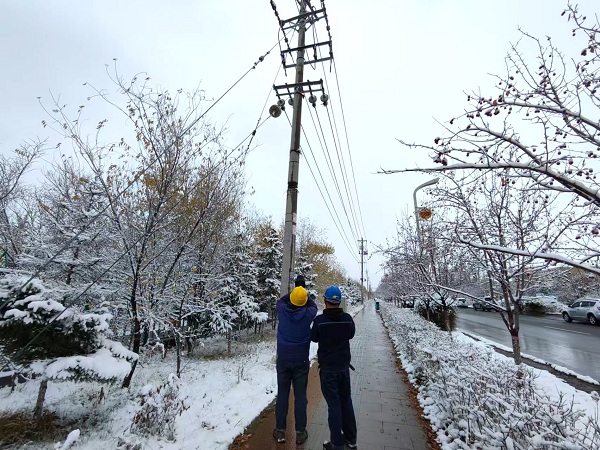供电员工降温天气巡视线路。刘永超 摄