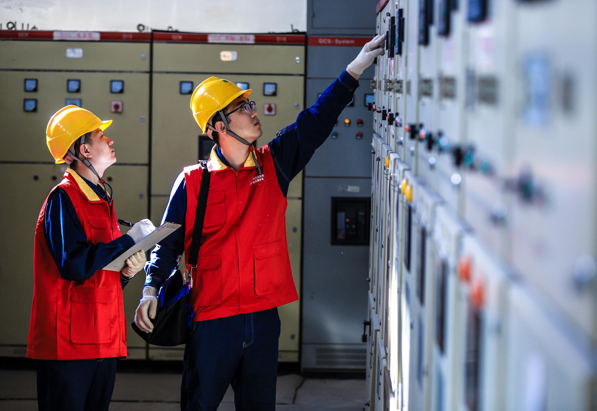 国网乌鲁木齐供电公司党员服务队员检查客户配电室。王晋魁 摄