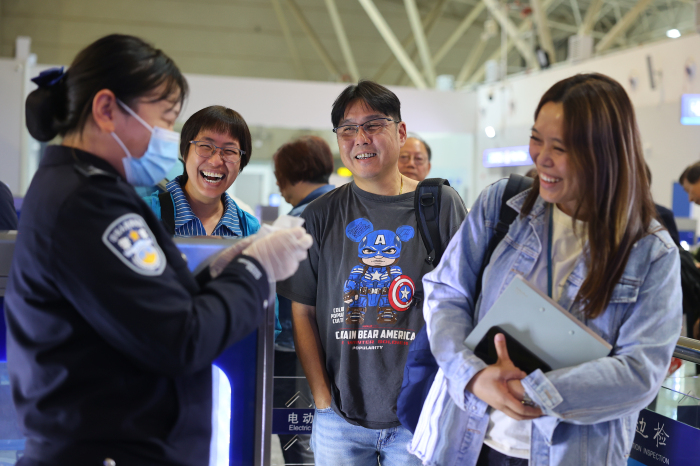 民警同侯檢旅客交流。李晨晨 攝