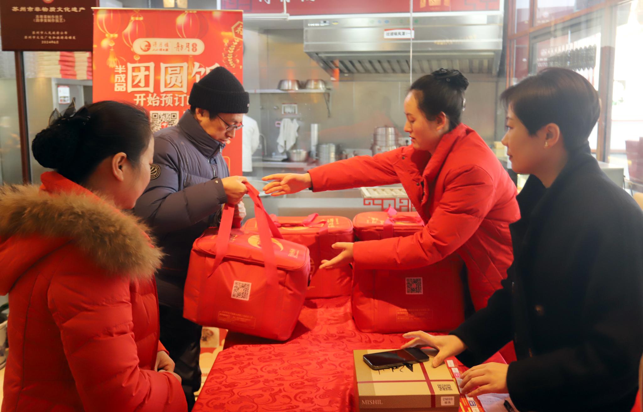 江苏苏州多家老字号餐馆推出品种丰富的半成品“打包年夜饭”套餐。<a target='_blank' href='/'>中新社</a>发 王建康 摄