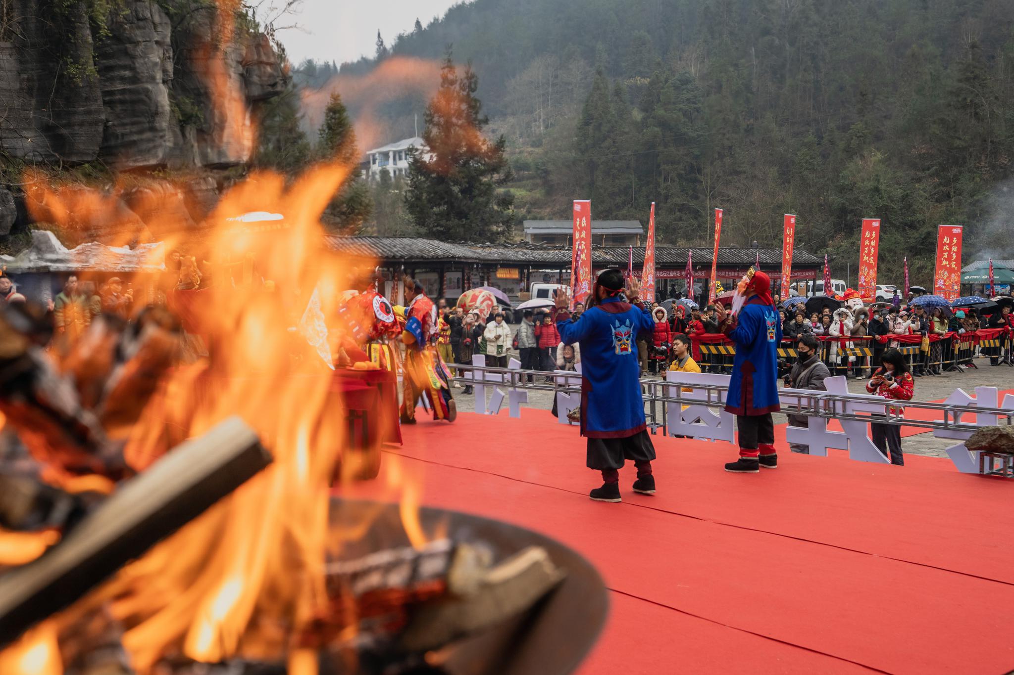 土家梯玛(祭司)在湖北恩施梭布垭石林景区土家庙会上举行祭祀仪式。(资料图)<a target='_blank' href='/'>中新社</a>发 文林 摄