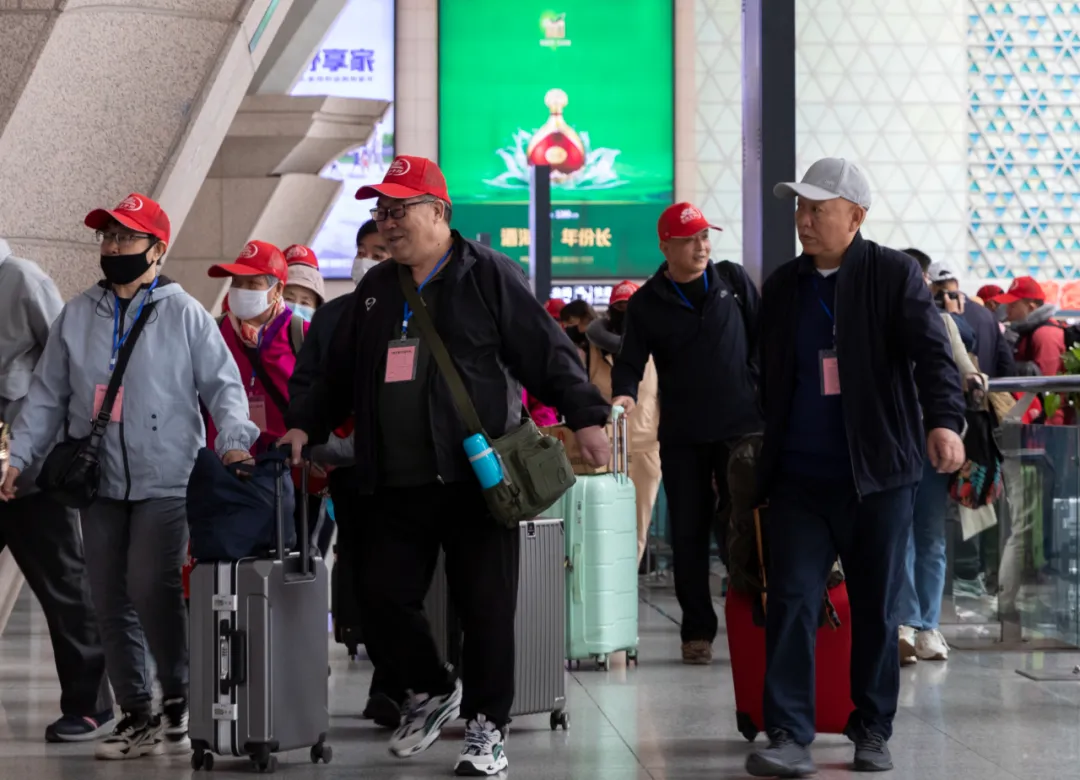 跟團(tuán)出游的中老年游客走進(jìn)站臺(tái)乘車。(資料圖)<a target='_blank' href='/'>中新社</a>記者 楊迪 攝 跟團(tuán)出游的中老年游客走進(jìn)站臺(tái)乘車。(資料圖)<a target='_blank' href='/'>中新社</a>記者 楊迪 攝