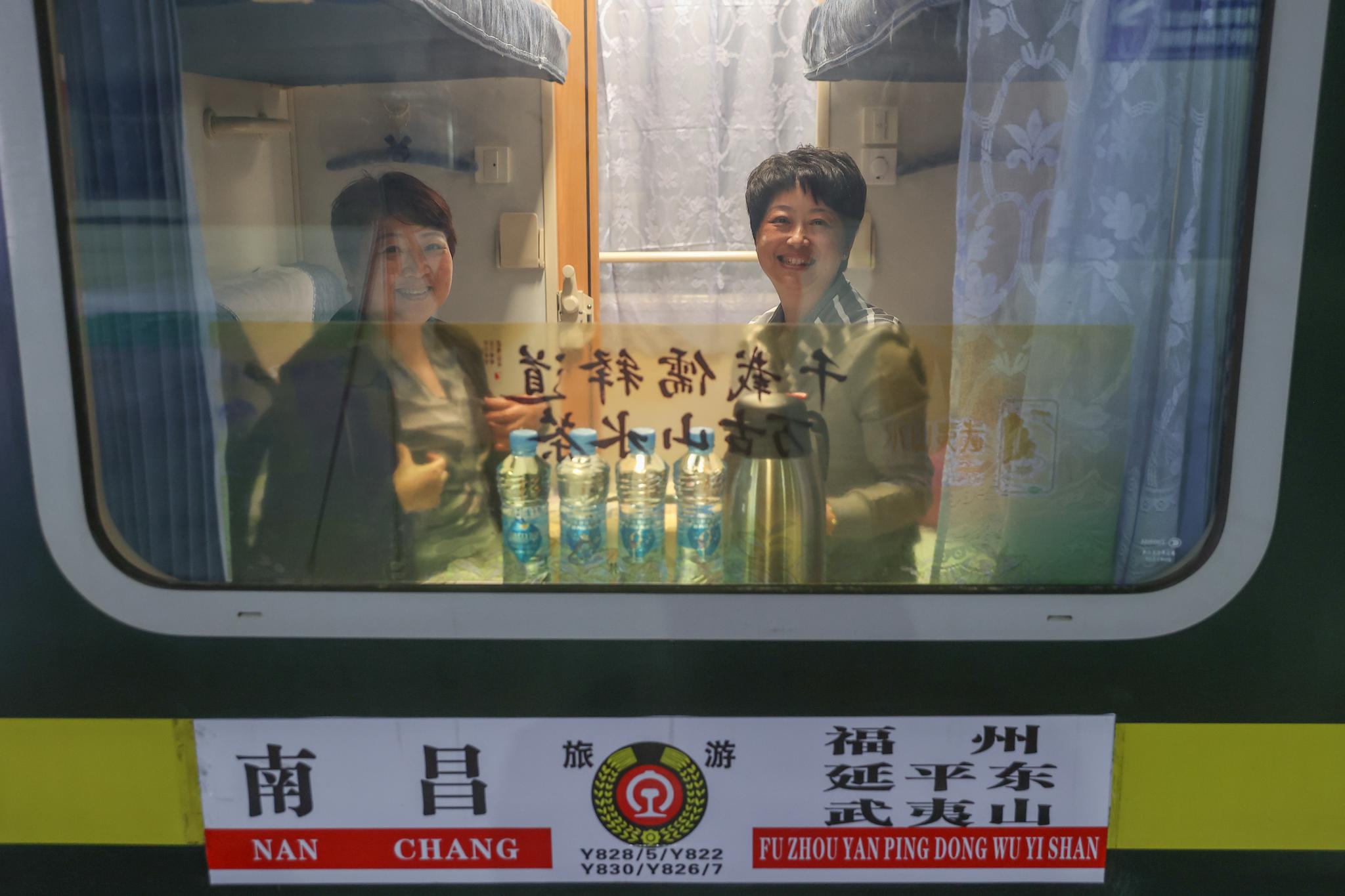 4月13日晚,搭乘贛閩首趟銀發(fā)旅游專列的旅客等待發(fā)車。<a target='_blank' href='/'>中新社</a>記者 劉力鑫 攝 4月13日晚,搭乘贛閩首趟銀發(fā)旅游專列的旅客等待發(fā)車。<a target='_blank' href='/'>中新社</a>記者 劉力鑫 攝
