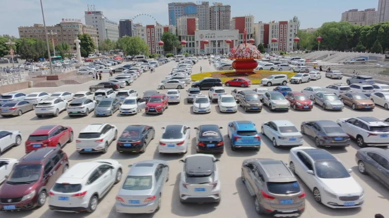 整齐停放的喀什市人民广场临时停车位。 秦琪琪 摄 整齐停放的喀什市人民广场临时停车位。 秦琪琪 摄