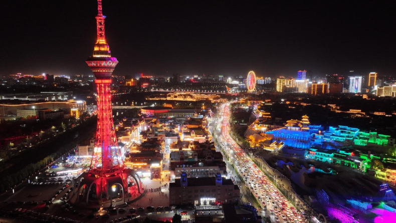喀什市夜晚车辆川流不息。热衣丁 摄 喀什市夜晚车辆川流不息。热衣丁 摄