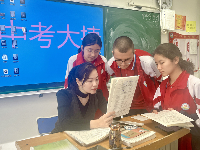 姚春霞利用课件时间辅导学生。 姚春霞利用课件时间辅导学生。