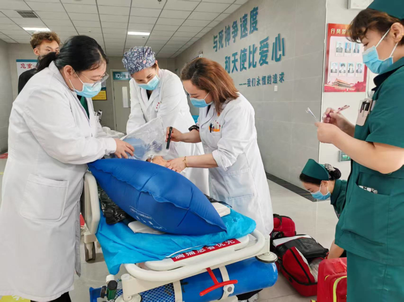 尉犁县人民医院急诊重症医学科主任——早然木古丽·拜克力。 尉犁县人民医院急诊重症医学科主任——早然木古丽·拜克力。
