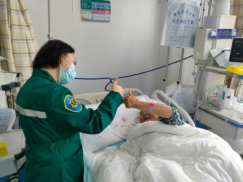 尉犁县人民医院急诊重症医学科主任——早然木古丽·拜克力。 尉犁县人民医院急诊重症医学科主任——早然木古丽·拜克力。