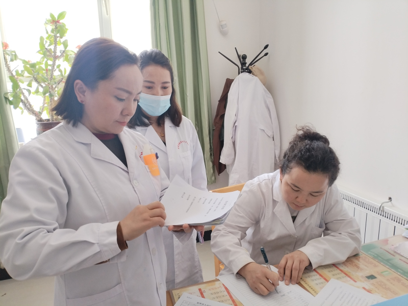 尉犁县人民医院急诊重症医学科主任——早然木古丽·拜克力。 尉犁县人民医院急诊重症医学科主任——早然木古丽·拜克力。