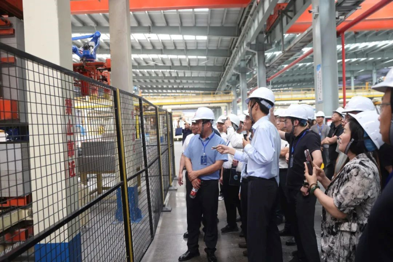 代表们深入乌鲁木齐市及周边地区参观在疆山东企业的发展状况。喀什地区融媒体中心 记者余思民 摄 代表们深入乌鲁木齐市及周边地区参观在疆山东企业的发展状况。喀什地区融媒体中心 记者余思民 摄