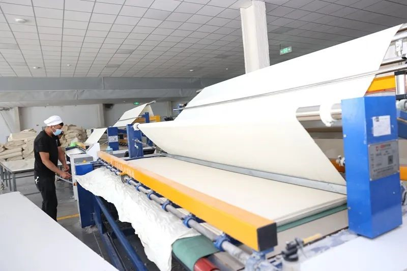 6月17日,喀什经济开发区某织布企业检测成品车间检测布匹。喀什地区融媒体中心 记者陈文军 摄 6月17日,喀什经济开发区某织布企业检测成品车间检测布匹。喀什地区融媒体中心 记者陈文军 摄